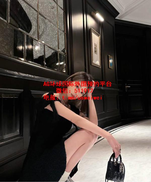 短发美女主播Corin