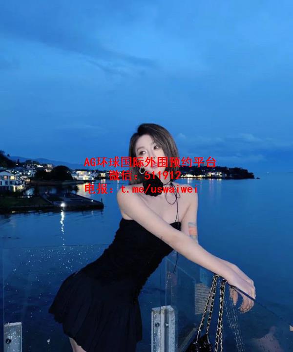 短发美女主播Corin