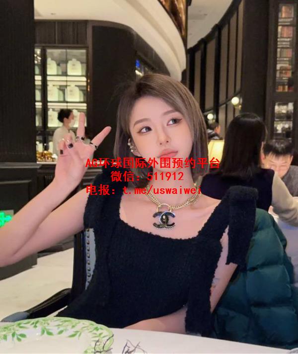 短发美女主播Corin