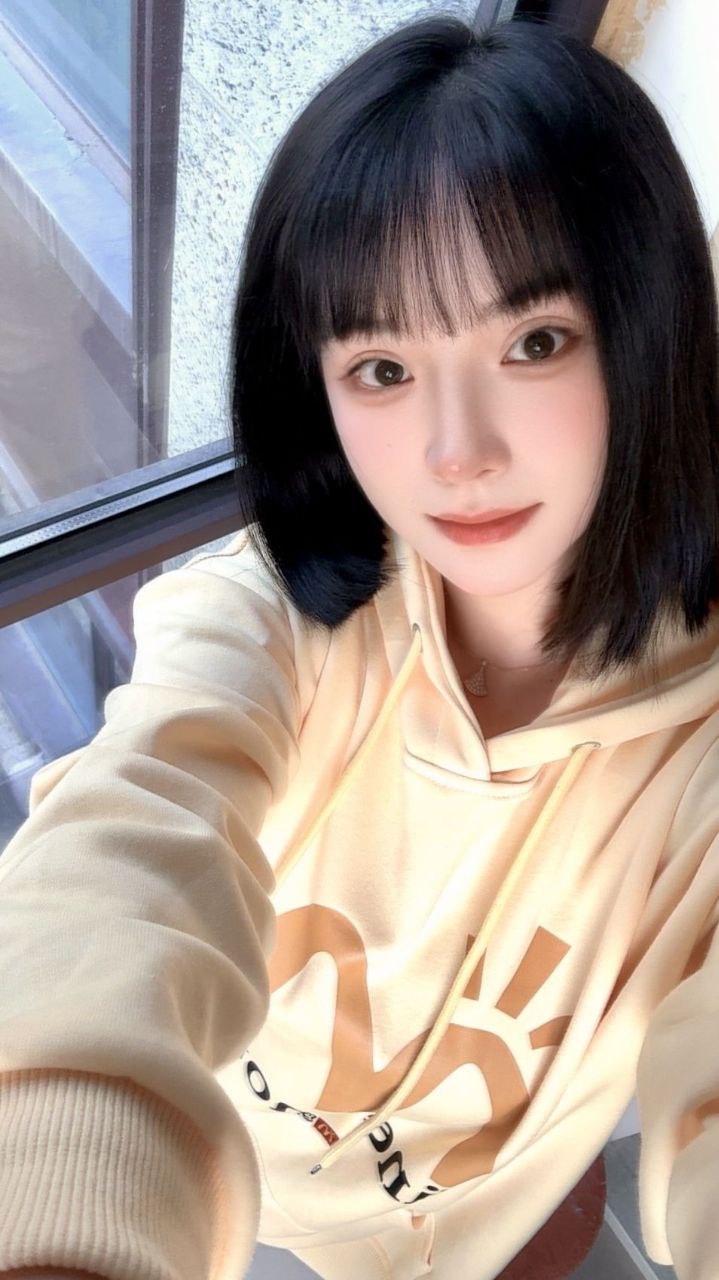 纯情短发校花盈雪