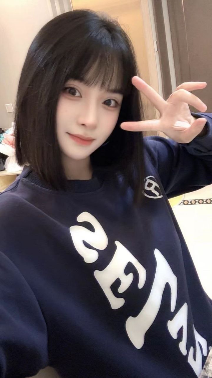 纯情短发校花盈雪
