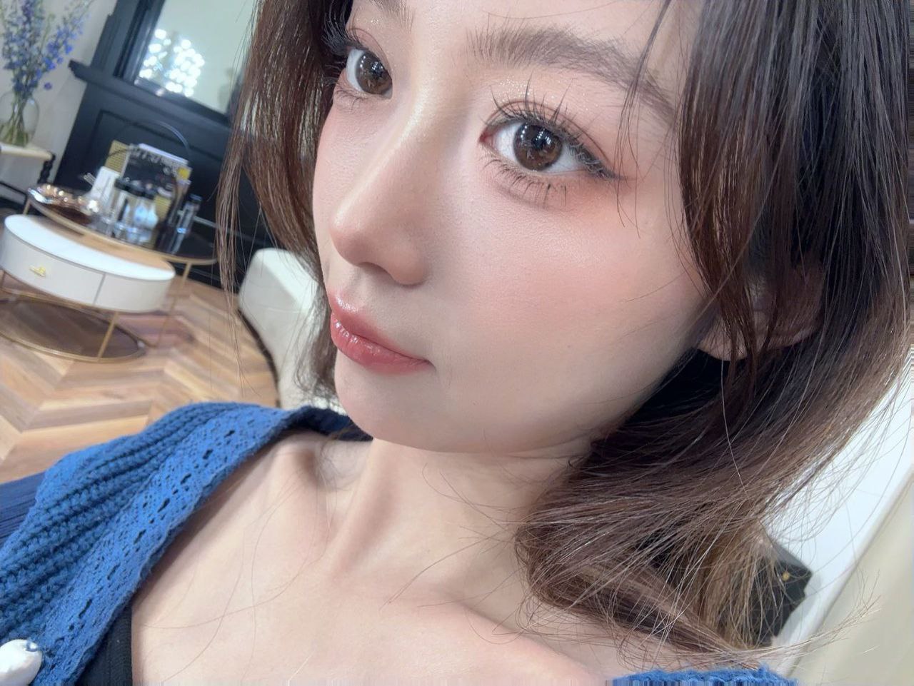 细腰服装模特Isara