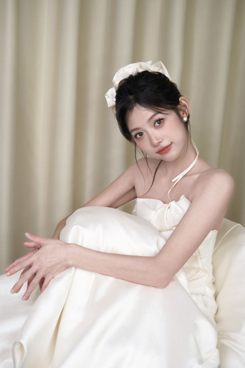 细腰服装模特Isara