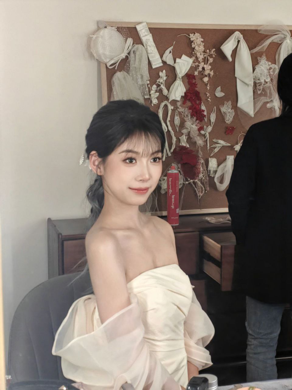 细腰服装模特Isara