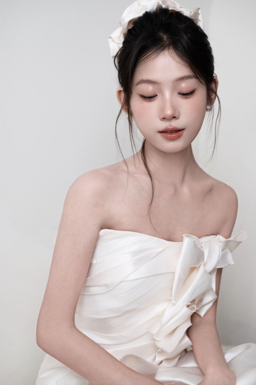 细腰服装模特Isara