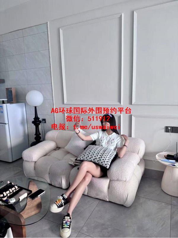 穿搭时髦留学生瑞莎