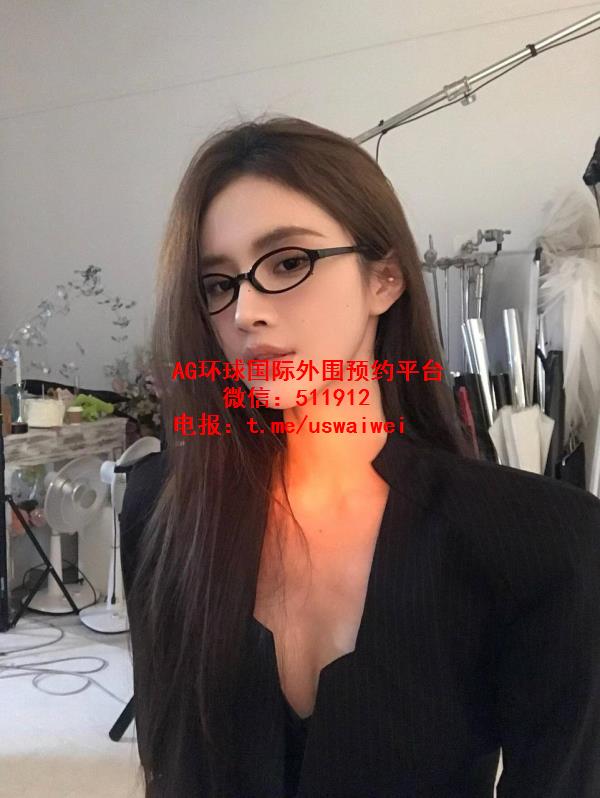 长发眼镜OL珞妤