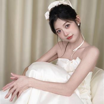 细腰服装模特Isara